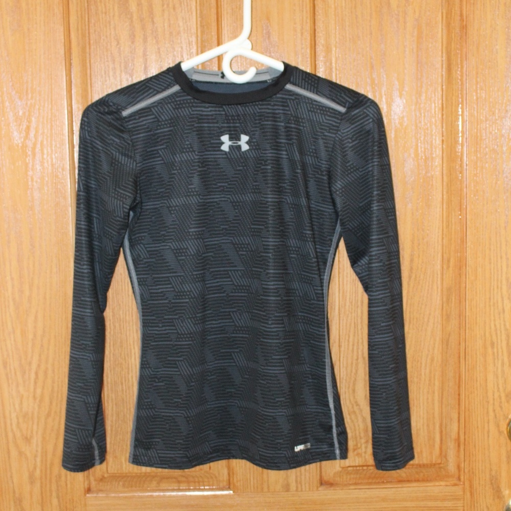 Under Armour, long sleeve fitted Heatgear shirt. .......